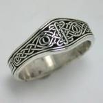 Narrow Raru Knotwork Signet Ring